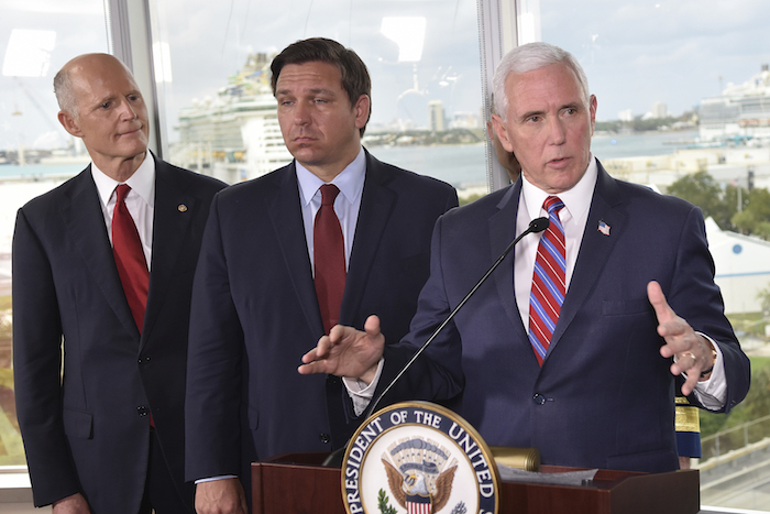 El Vicepresidente Mike Pence a La Derecha Habla Ante Los Medios El Sábado De Marzo De En Fort Lauderdale Florida Foto Gastón De Cárdenas Ap