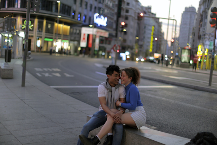 Una pareja pasa un rato en la Gran Vía de Madrid, España, el sábado 14 de marzo de 2020. Foto: Manu Fernández, AP