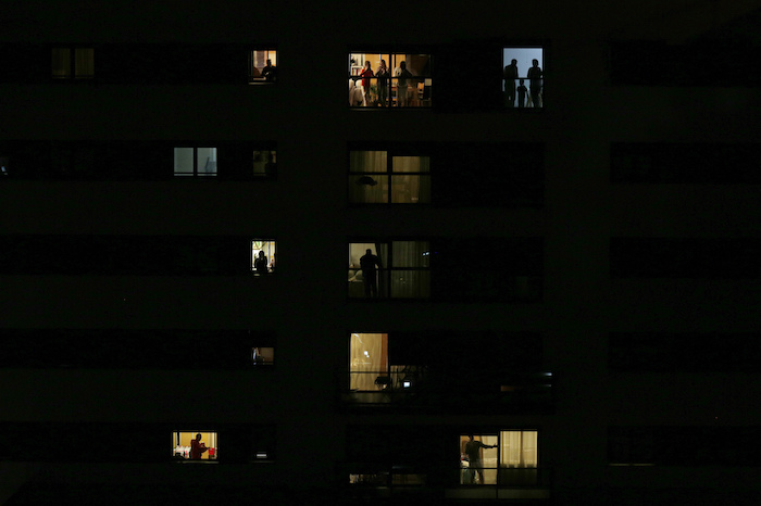 La Gente Aplaude Desde Sus Residencias Al Personal De Sanidad Que Combate El Brote De Covid Rivas Vaciamadrid España El Sábado De Marzo De Foto Manu Fernández Ap