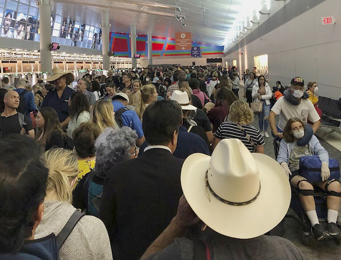 En esta imagen proporcionada por Austin Boschen, gente esperando a pasar la aduana en el Aeropuerto Internacional de Dallas Fort Worth en Grapevine, Texas, el sábado 14 de marzo de 2020. Saturday, March 14, 2020. Foto: Austin Boschen vía AP