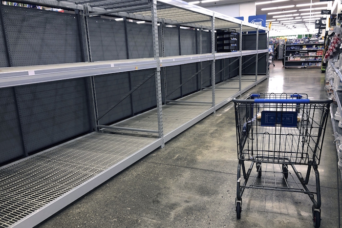 Estantes vacíos en una tienda de Walmart el sábado 14 de marzo de 2020 en Hudson, Massachussets. Foto: Bill Sikes, AP