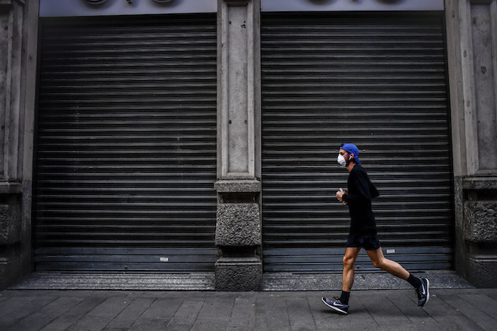 Un hombre corre en Milán, Italia, el domingo 15 de marzo de 2020. Foto: Claudio Furlan/LaPresse vía AP