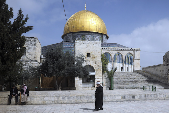 Un palestino camina por las calles de Jerusalén, el domingo 5 de marzo de 2020. Foto: Mahmoud Illean, AP