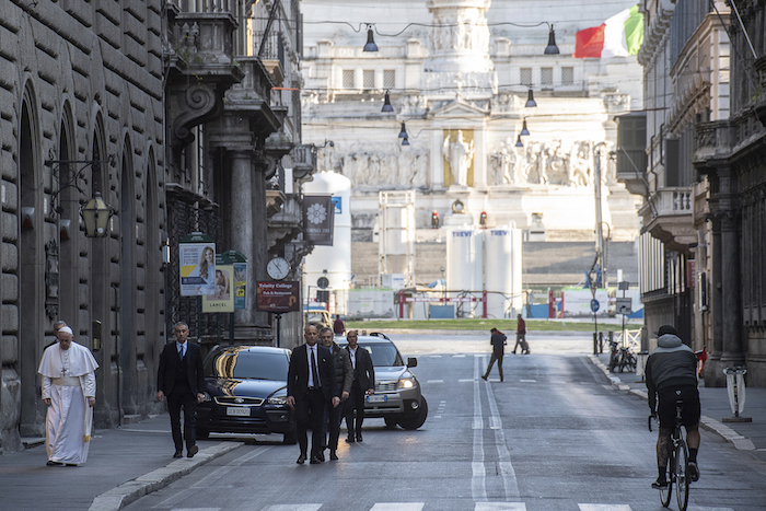 El Papa Francisco camina para llegar a la iglesia Marcello al Corso, en donde se ubica un crucifijo cargado en una procesión de 1552 en Roma para acabar con la gran plaga, el domingo 15 de marzo de 2020. Foto: Vatican News vía AP