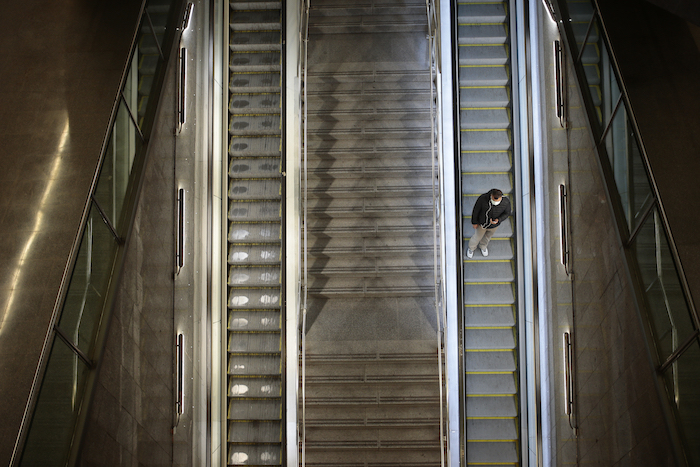 Un hombre sobre la escalera eléctrica de una estación de tren vacía en Barcelona, España, el lunes 16 de marzo de 2020. Foto: Joan Mateu, AP