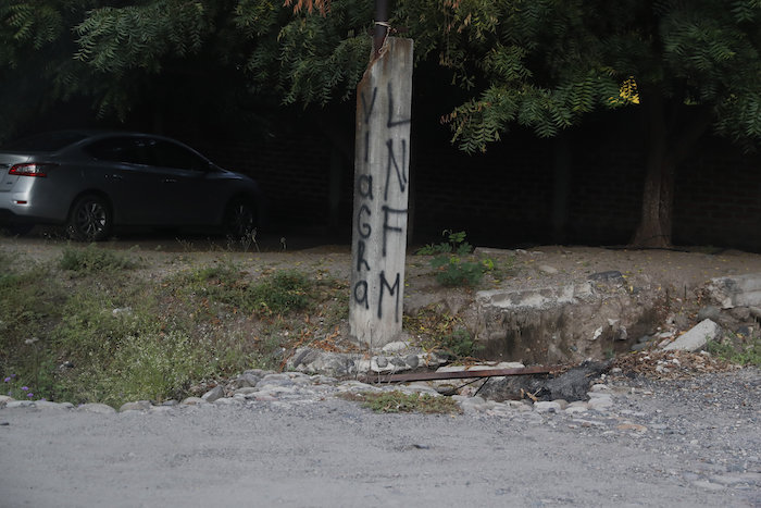 En esta imagen de archivo del 16 de octubre de 2019, una farola marcada con la palabra "Viagra", nombre de la rama armada del cártel de Familia Michoacana, para señalizar su territorio en El Terrero, estado de Michiacán, México. Foto: Marco Ugarte, Archivo, AP