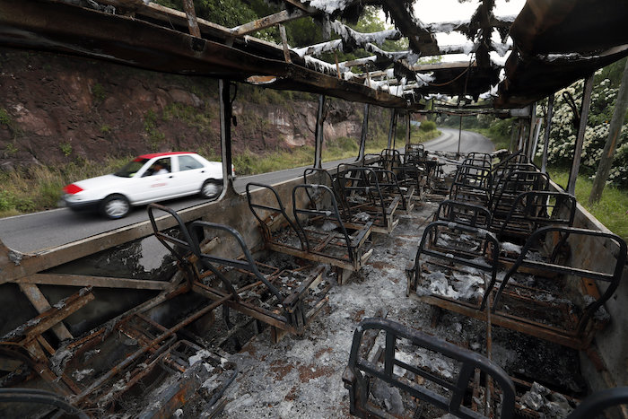 En Esta Imagen Del De Octubre De Autobuses Quemados Por Miembros Del Crimen Organizado En Una Carretera De Doble Sentido En El Aguaje México Un Grupo De La Policía Estatal De Michoacán México Hizo Una Inusual Aparición En El Aguaje El Lunes De Octubre De Y Fue Emboscado Y Asesinado Por Hombres Armados Del Cártel Jalisco Nueva Generación Foto Marco Ugarte Ap