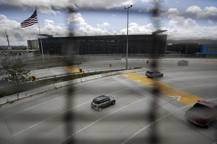 Varios autos circulan hacia el sur para cruzar de San Diego a Tijuana, México, por el que suele ser uno de los pasos fronterizos terrestres más concurridos del mundo, el 19 de marzo de 2020, en San Diego, California. Foto: Gregory Bull, AP