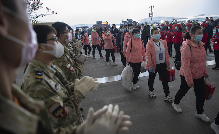 En Esta Fotografía Del De Marzo De Difundida Por La Agencia De Noticias Xinhua De China Personas Aplauden a Personal Médico Que Se Marcha Al Momento En El Que Ingresa En El Aeropuerto Internacional Wuhan Tianhe En Wuhan Que Fue El Epicentro Del Coronavirus En La Provincia De Hubei Centro De China Foto Ke Haoxinhua Vía Ap