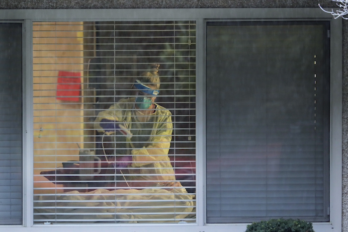 En esta foto de archivo del 13 de marzo de 2020, una enfermera trabaja en la habitación de un enfermo que ha dado positivo para el COVID-19 en el Life Care Center en Kirkland, cerca de Seattle, Washington. Foto: Ted S. Warren, File, AP