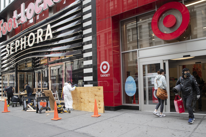 Un comprador sale de una tienda de Target en Manhattan, Nueva York, el viernes, 20 de marzo del 2020. Foto: Mary Altaffer, AP