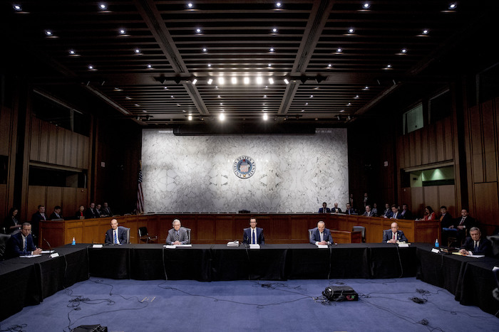 Legisladores y otros funcionarios del Gobierno estadounidense reunidos para evaluar un proyecto de ayuda económica para el país debido al brote de coronavirus, en la sede del Congreso en Washington el 20 de marzo de 2020. Foto: Andrew Harnik, AP