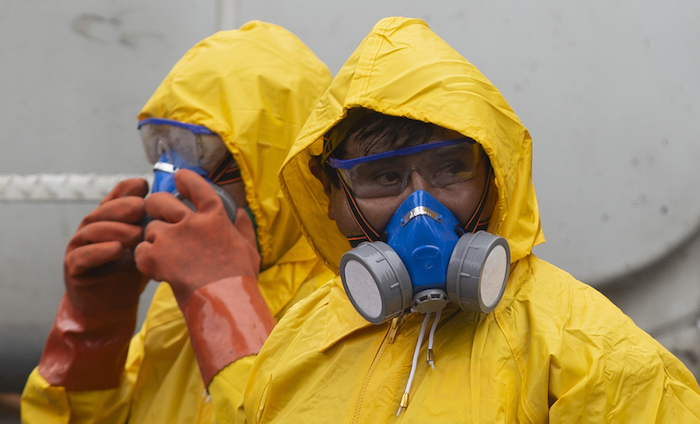 Los trabajadores de la ciudad usan equipo de protección mientras limpian la acera del Paseo El Prado en un intento por contener la propagación del nuevo coronavirus en La Paz, Bolivia, el viernes 27 de marzo de 2020. Foto: Juan Karita, AP