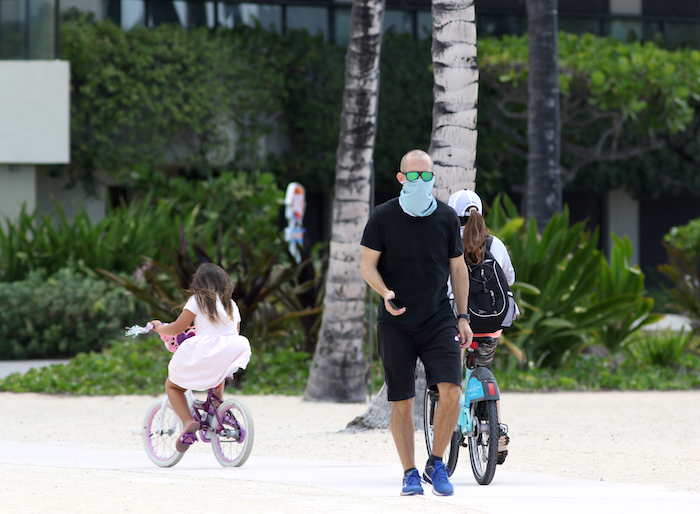 Un Hombre Utiliza Una Mascarilla Mientras Camina Por Waikiki Beach En Honolulú El Sábado De Marzo De Foto Caleb Jones Ap