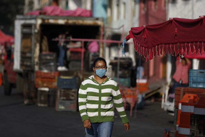 Una Mujer Con Mascarilla Camina Entre Los Puestos De Un Mercado Ambulante En La Ciudad De México El Domingo De Marzo De Foto Rebecca Blackwell Ap