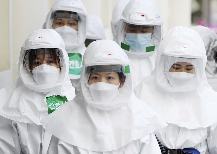 Personal llega para una guardia en el centro médico de Dongsan, en Daegu, Corea del Sur, el lunes 30 de marzo de 2020. Foto: Park Dong-ju/Yonhap vía AP