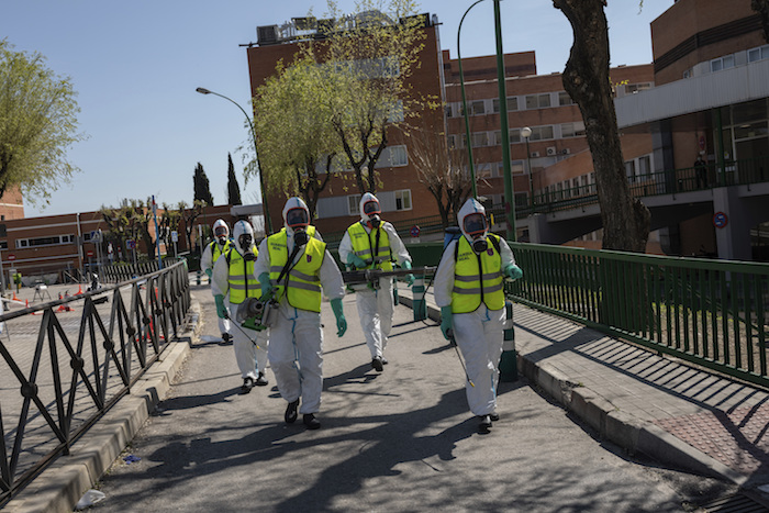 Soldados De La Guardia Real Española Desinfectan Un Hospital Para Evitar La Propagación Del Nuevo Coronavirus En Madrid España El Domingo De Marzo De Foto Bernat Armangue Ap