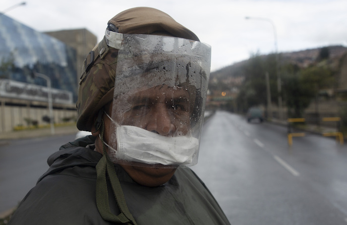 Un Soldado Patrulla Una Carretera Vacía En Medio De Restricciones Gubernamentales Que Limitan a Los Residentes Según Su Número De Identificación Nacional a Compras Esenciales Por La Mañana En Un Intento Por Contener La Propagación Del Nuevo Coronavirus En La Paz Bolivia El Lunes De Marzo De Foto Juan Karita Ap