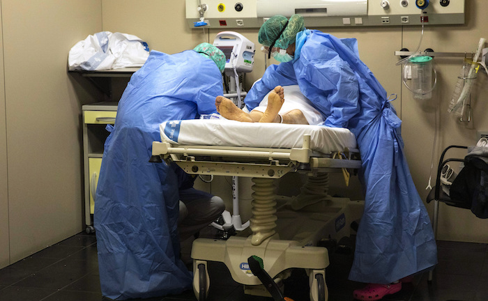 En Una Imagen Del Viernes De Marzo De Trabajadores Del Sector Salud Atienden a Un Paciente En La Unidad De Cuidados Intensivos Del Hospital German Trias I Pujol De Badalona En La Provincia De Barcelona España Foto Anna Surinyach Ap