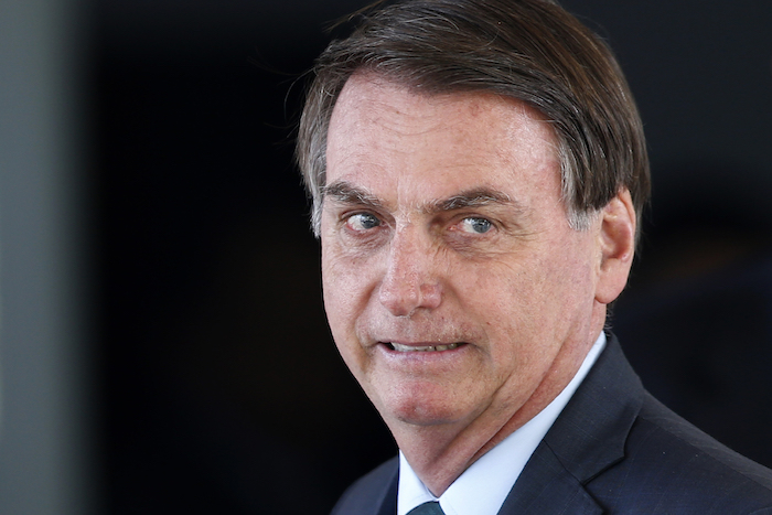 Fotografía de archivo del 7 de enero de 2020 del Presidente de Brasil, Jair Bolsonaro, hablando con la prensa después de reunirse con comandantes militares en el Ministerio de Defensa en Brasilia, Brasil. Foto: Eraldo Peres, Archivo, AP