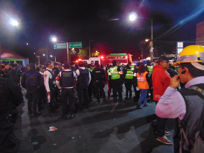 Policías y servicios de emergencia esperaban noticias a las afueras del Metro Tacubaya. Foto: Carlos Vargas, SinEmbargo