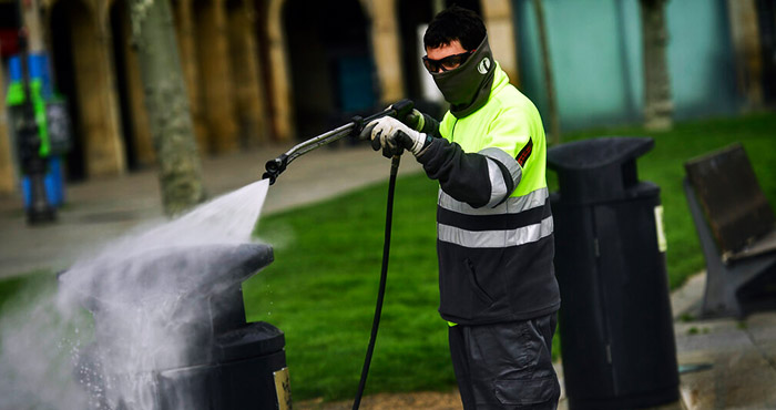 Un Trabajador Realiza Labores De Desinfección Por El Coronavirus En Pamplona España De Marzo Del Foto Alvaro Barrientos Ap