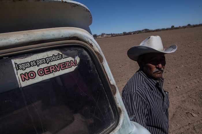 Ambientalistas y ejidatarios de la región miembros de colectivos como Mexicali Resiste, Baja California Resiste y el Comité en Defensa del Agua, han denunciado ante diversos foros nacionales e internaciones que la “construcción con licitaciones irregulares y Constellation Brands, empresa cervecera, en obra en esta ciudad, y que abastecerá al mercado estadounidense” sólo traerá más escasez de agua en la región. Foto; Tercero Díaz, Cuartoscuro