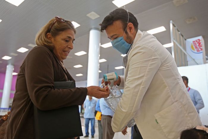 Un Hombre Pone Gel Antibacterial En Las Manos De Una Mujer En El Aeropuerto De Guadalajara Foto Fernando Carranza Cuartoscuro