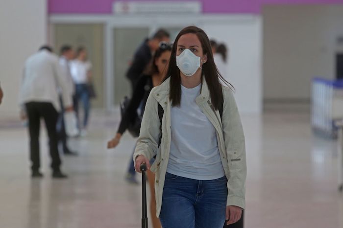 Una Mujer Con Cubrebocas En El Aeropuerto Guadalajara Foto Fernando Carranza Cuartoscuro