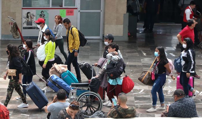 El uso de cubrebocas  y gel antibacterial como medida precautoria ante la pandemia del COVID-19 va en aumento y se vuelve parte de la vida cotidiana en la ciudad. Foto: Rogelio Morales, Cuartoscuro