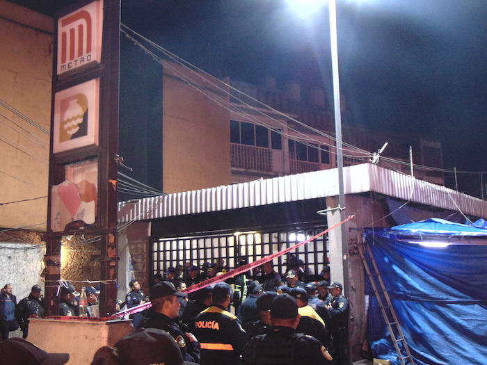 Policías de la Ciudad de México resguardan las inmediaciones del Metro Tacubaya. Foto: Carlos Vargas, SinEmbargo