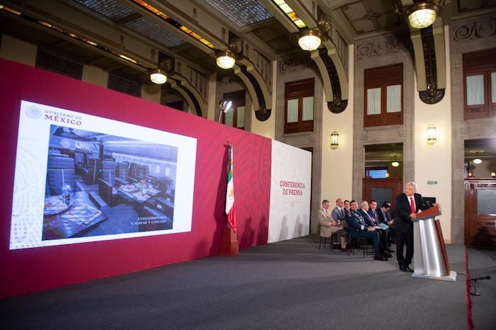 El mandatario mostró imágenes del interior del avión presidencial. Foto: Gobierno de México