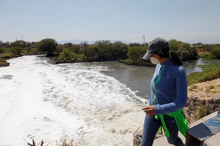 Fotografía fechada el 28 de marzo del 2020 que muestra a personas caminado en las inmediaciones del río Santiago, en el municipio del El Salto en el estado de Jalisco (México). Foto: Francisco Guasco, EFE