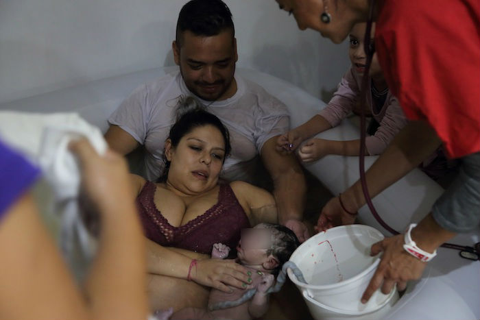 Selene Barragán (c), ayudada por su esposo Eduardo Castillo (d), pare en su casa ayer martes, en Guadalajara, en el estado de Jalisco (México). Foto: Francisco Guasco, EFE