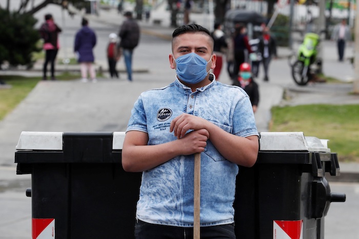 Un hombre fue registrado este martes al participar en una protesta para pedir ayudas alimentarias en las calles de Ciudad Bolívar, uno de los sectores más pobres de Bogotá (Colombia), durante el confinamiento social obligatorio para afrontar la pandemia del virus COVID-19. 