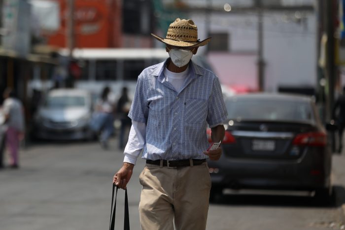 Fotografía del 16 de abril de 2020, que muestra a un habitante del municipio de Ecatepec, en el Estado de México (México).