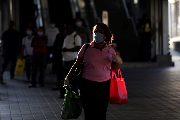 Una mujer usando un tapabocas camina, este lunes, por las calles en Ciudad de Panam· (Panam·). Foto: Bienvenido Velasco, EFE