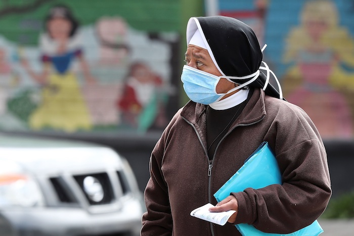 Una persona con mascarilla camina este jueves, por una calle de Quito (Ecuador). Foto: José Jácome, EFE