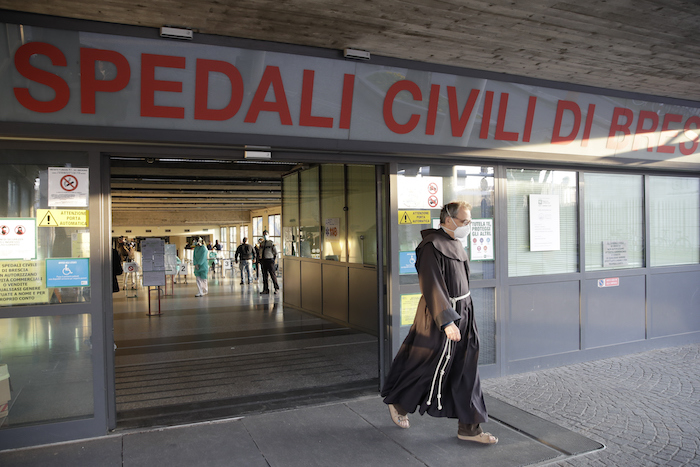 Un Fraile Abandona Un Hospital En Brescia Italia El Lunes De Marzo De Foto Luca Bruno Ap