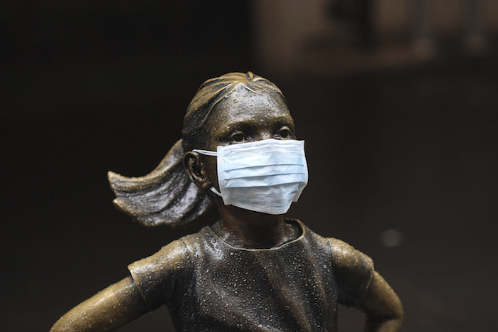 La estatua de la "Niña sin Miedo" luce una mascarilla frente a la Bolsa de Valores de Nueva York, el jueves 19 de marzo de 2020. Foto: Kevin Hagen, AP