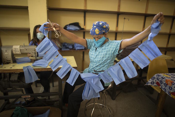 Una trabajadora en el Hospital de Maternidad Concepción Palacios fabrica mascarillas en Caracas, el martes 17 de marzo de 2020. Foto: Ariana Cubillos, AP