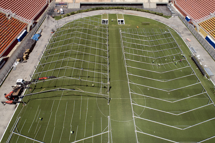 Vista De La Cancha Del Estadio Pacaembu Mientras Obreros Arman Un Hospital Al Aire Libre Para Tratar Pacientes Con El Covid En Sao Paulo Brasil El Lunes De Marzo De Foto Andre Penner Ap