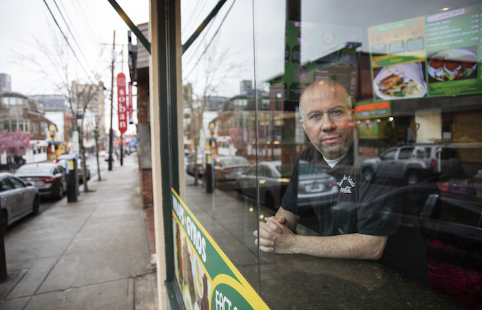 Paul Boutros, propietario de East Side Pockets, un pequeño restaurante próximo a la Universidad de Brown, mira hacia la calle vacía luego de que los estudiantes se marchasen a sus casas hace dos semanas, el 25 de marzo de 2020, en Providence, Rhode Island. Foto: David Goldman, AP