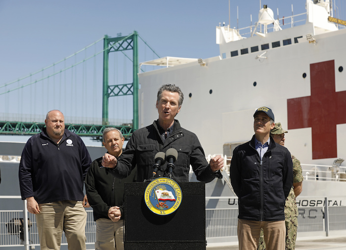 El Gobernador De California Gavin Newsom Al Centro Pronuncia Un Mensaje Frente Al Buque Hospital Mercy De La Armada Que Llegó Al Puerto De Los Ángeles El Viernes De Marzo De Para Recibir a Pacientes No Infectados Y Liberar Camas En Hospitales Que Atenderán a Personas Contagiadas Del Coronavirus a La Derecha El Alcalde De Los Ángeles Eric Garcetti Foto Carolyn Colelos Angeles Times Vía Ap Pool