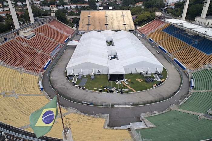 Trabajadores Instalan Un Hospital Temporal Para Tratar Pacientes Con El Nuevo Coronavirus En El Estadio Pacaembu En Sao Paulo Brasil El Lunes De Marzo De Foto Andre Penner Ap