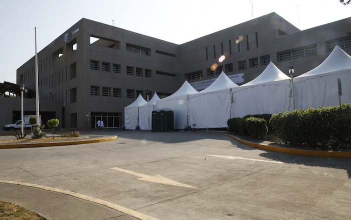 Se instalan carpas blancas frente a un hospital de Ciudad de México para atender casos de coronavirus, 1 de abril de 2020. Foto: Marco Ugarte, AP