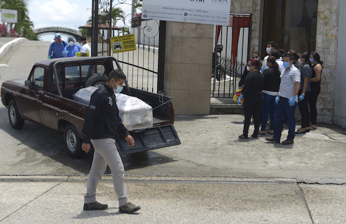 En Guayaquil la gente vive entre sus muertos en medio de la emergencia creada por la pandemia del COVID-19. Foto: Andrea Aguilar, AP