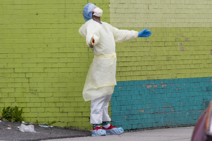 Un médico del equipo del Centro Hospitalario Elmhurst sale de la sala de emergencias a tomar aire, el sábado 4 de abril de 2020, en el bario de Queens, en Nueva York. Foto: Mary Altaffer, AP