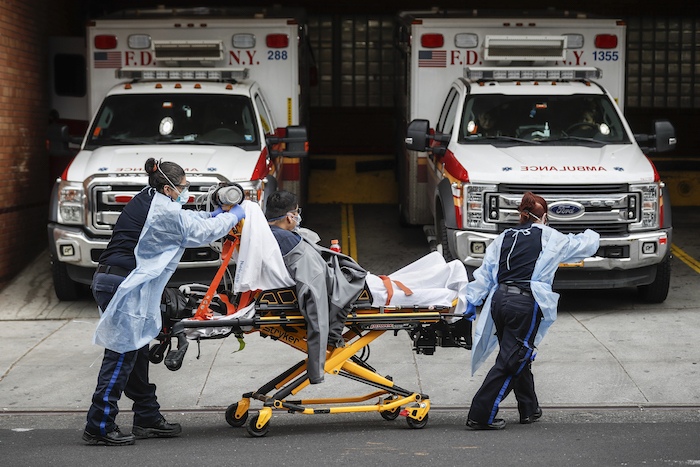 Pacientes son trasladados al Centro Médico Wyckoff Heights el martes 7 de abril de 2020. Foto: John Minchillo, AP