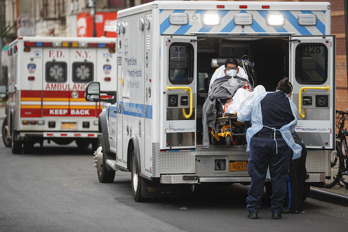 Un paciente es llevado al Centro Médico Wyckoff Heights, el martes 7 de abril de 2020, en Nueva York. Foto: John Minchillo, AP